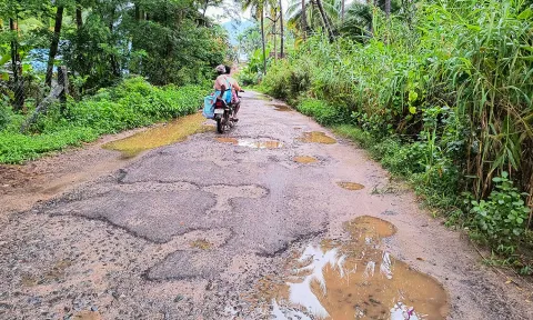 சிங்கராஜபுரம் அருகே போக்குவரத்துக்கு லாயக்கற்ற முறையில் அமைந்துள்ள தார் சாலையை படத்தில் காணலாம்.