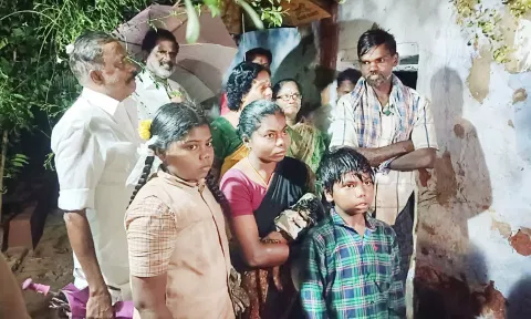 வீடு இடிந்ததால் பாதிக்கப்பட்ட குடும்பத்தினர்.