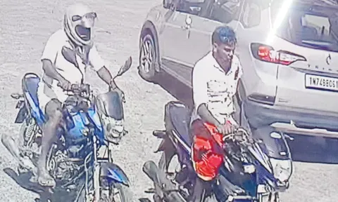 குமரி மாவட்டத்தில் இரு சக்கர வாகனங்களை திருடும் வாலிபர்களின் சி.சி.டி.வி. காட்சிகள்