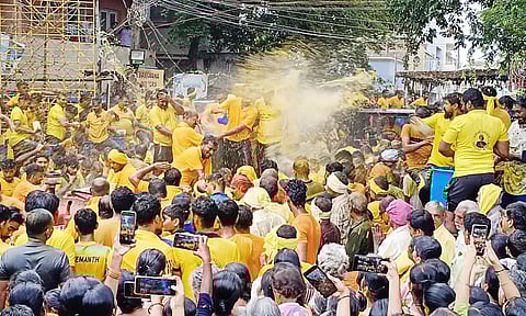 கம்பம் பகவதியம்மன் கோவில் திருவிழாவில் இன்று மஞ்சள் நீராட்டுவிழா நடைபெற்றது.