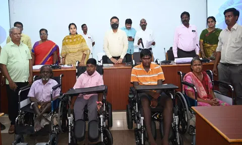 கள்ளக்குறிச்சியில் மாவட்ட கலெக்டர் ஷ்ரவன் குமார் மாற்றுத்திறனாளிகளுக்கு நலத்திட்ட உதவிகளை வழங்கினார்.