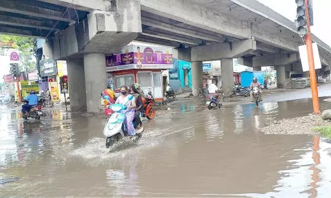 'பேட்ச் ஒர்க்' பள்ளங்களால் தடுமாறும் வாகன ஓட்டிகள்