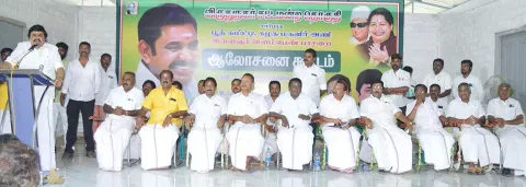 அ.தி.மு.க. பூத் கமிட்டி ஆலோசனை கூட்டத்தில் மேற்கு மாவட்ட அ.தி.மு.க. மாவட்ட செயலாளர் முன்னாள் அமைச்சர் கே.டி. ராஜேந்திரபாலாஜி பேசியபோது எடுத்த படம். அருகில் அவைத்தலைவர் எஸ்.ஆர். விஜயகுமரன், முன்னாள் அமைச்சர் மாபா பாண்டியராஜன், சிறுபான்மை பிரிவு மாநில நிர்வாகி ஜான்மகேந்திரன் மற்றும் பலர் உள்ளனர்.