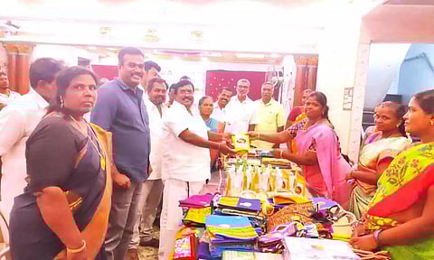 தீபாவளி அங்காடி-கிராம சந்தையை எதிர்க்கட்சி தலைவர் சிவா திறந்து வைத்து விற்பனையை தொடங்கி வைத்த காட்சி.