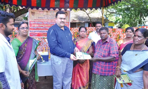 முகாமில் விழிப்புணர்வு துண்டு பிரசுரங்களை கலெக்டர் ரவிச்சந்திரன் வழங்கிய காட்சி.