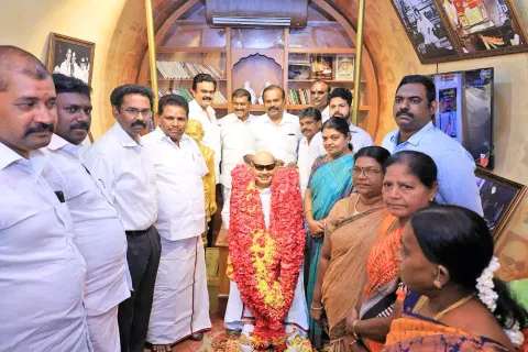 முத்தமிழ் தேரில் வைக்கப்பட்ட கலைஞரின் சிலைக்கு அமைச்சர்கள் கீதாஜீவன், 
அனிதா ராதாகிருஷ்ணன் ஆகியோர் மாலை அணிவித்து மரியாதை செய்த போது எடுத்தபடம். அருகில் கலெக்டர் லெட்சுமிபதி,  மேயர் ஜெகன்பெரியசாமி, எம்.எல்.ஏ.க்கள் மார்க்கண்டேயன், சண்முகையா மற்றும் பலர் உள்ளனர்.