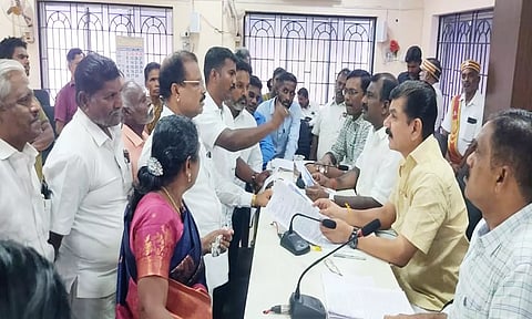 மேயர் சரவணனிடம் மனு அளித்த காங்கிரசார்.