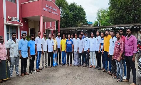 கடலூர் முதுநகர் போலீஸ் நிலையத்தில் மாவட்ட செயலாளர் சண். முத்துகிருஷ்ணன் தலைமையில், மாநகராட்சி கவுன்சிலர் சரவணன் மற்றும் பா.ம.க. நிர்வாகிகள் திரண்ட காட்சி.