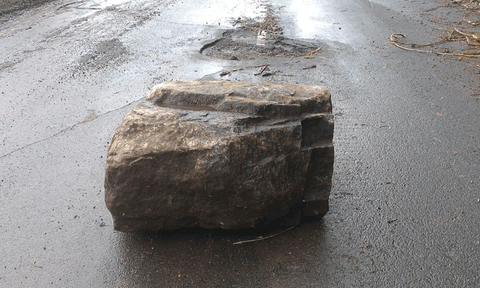 சாலையில் உருண்டு விழுந்த பாறை