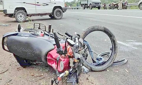 மோட்டார் சைக்கிளில் இருந்து தவறி விழுந்த முதியவர் பலி