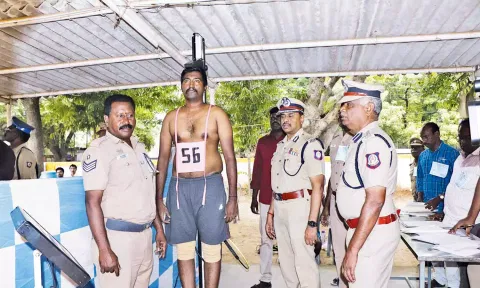 உடல் தகுதி தேர்வில் தேர்வர் ஒருவருக்கு உயரம் சரி பார்க்கப்பட்டது.
