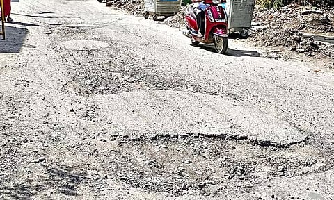 சென்னையில் பல இடங்களில் சாலைகள் சேதம்: குண்டும் குழியுமாக இருப்பதால் வாகன ஓட்டிகள் அவதி