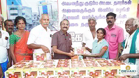 தீபாவளி பண்டிகையை முன்னிட்டு மதுரை அலங்காநல்லூர் ஒன்றியம், அச்சம்பட்டி கிராமத்தில் உள்ள 500-க்கும் மேற்பட்ட குடும்ப அட்டை உறுப்பினர்களுக்கு மதுரை தேவகி சிறப்பு மருத்துவமனையின் தலைவர் மற்றும் நிறுவனர் நாகேந்திரன் இனிப்புகளை வழங்கி வாழ்த்துகளை தெரிவித்தபோது எடுத்த படம்.
