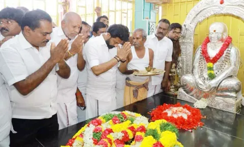 பசும்பொன்னில் முத்துராமலிங்கத்தேவர் சிலைக்கு ஓ.பி.ரவீந்திரநாத் மாலை அணிவித்து மரியாதை செலுத்தினார்.
