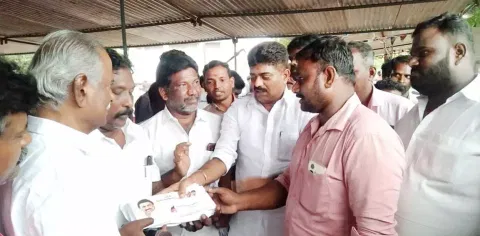 இலங்கை சிறையில் உள்ள மீனவர்கள் குடும்பத்தினருக்கு காதர்பாட்ஷா முத்துராமலிங்கம் எம்.எல்.ஏ. நிதியுதவி வழங்கியபோது எடுத்தபடம்.
