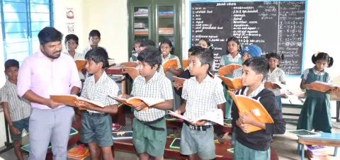 திருச்சுழி ஊராட்சி ஒன்றியம் சவ்வாசுபுரம் ஊராட்சி ஒன்றிய தொடக்கப்பள்ளியில் ஆய்வு மேற்கொண்ட கலெக்டர் ஜெயசீலன் மாணவர்களிடம் கற்றல் திறன் குறித்து கேட்டறிந்தார்.
