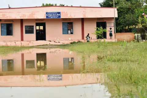 சமத்துவபுரம் பள்ளியில் தேங்கியிருக்கும் மழை நீர்.