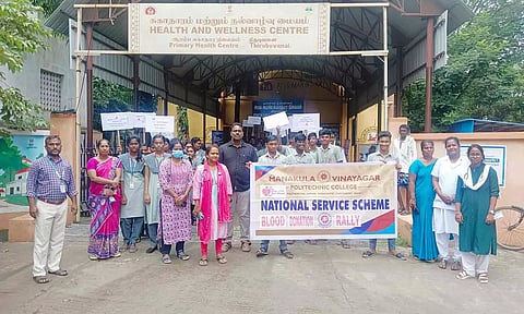 மணக்குள விநாயகர் பாலிடெக்னிக் சார்பில் ரத்ததான விழிப்புணர்வு ஊர்வலம் நடந்த காட்சி.