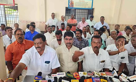 கருவடிக்குப்பம் சித்தானந்தா கோவில் மண்டபத்தில் பஞ்சாயத்து நிர்வாகிகள் பேட்டி அளித்த காட்சி.