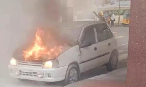 ஈரோடு ரெயில் நிலையம் முன்பு இன்று நிறுத்தி வைக்கப்பட்டிருந்த கார் தீப்பிடித்து எரிந்ததால் பரபரப்பு
