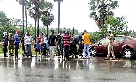 திசையன்விளை அருகே கார்கள் மோதியதில் மோட்டார் சைக்கிளில் சென்ற பெண் போலீஸ் ஏட்டு காயம்