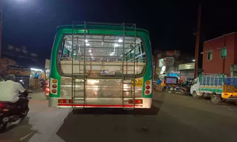 பஸ் கண்ணாடி உடைக்கப்பட்ட காட்சி.