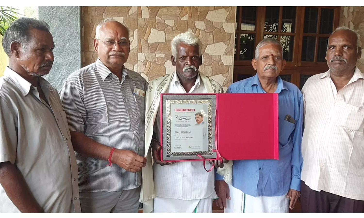 கவர்னரிடம் விருது பெற்ற பழங்குடியின விவசாயி மகிழ்ச்சி