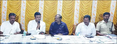 திருச்செந்தூர் சுப்பிரமணிய சுவாமி கோவில் கந்தசஷ்டி திருவிழா முன்னேற்பாடுகள் குறித்து ஆலோசனைக்கூட்டம் அறங்காவலர் குழு தலைவர் அருள்முருகன் தலைமையில் நடந்த போது எடுத்த படம்.