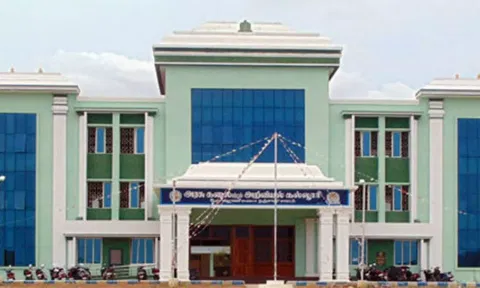 அரசு கல்லூரியில் மரக்கன்று நடும் விழா
