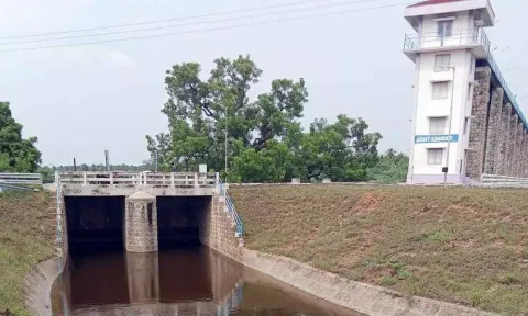 கால்வாயில் தண்ணீர் திறக்கப்பட்டுள்ளதை படத்தில் காணலாம்