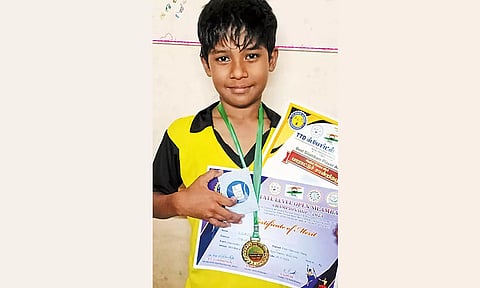 சுருள்வீச்சுப் போட்டியில் வெற்றி பெற்ற மாணவருக்கு வெள்ளிப்பதக்கம்