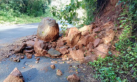 மலைச்சாலையில் உருண்டு கிடக்கும் பாறைகள்.