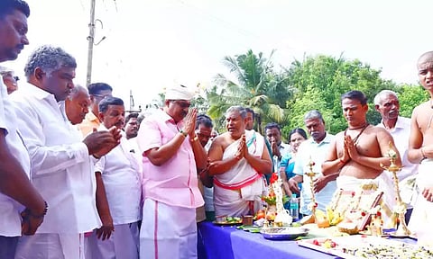 சாலை சீரமைப்பு பணியை அமைச்சர் நமச்சிவாயம் தொடங்கி வைத்த காட்சி.