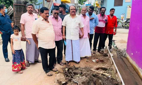 சிமெண்டு சாலை பணியை கென்னடி எம்.எல்.ஏ. ஆய்வு செய்த காட்சி.