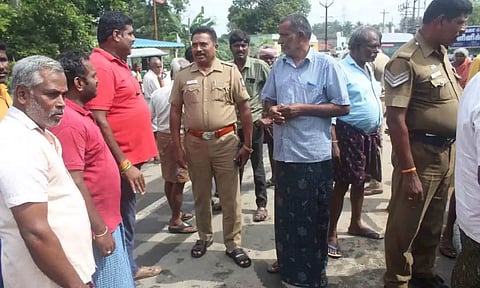 சாலை மறியலில் ஈடுபட்டவர்களிடம் போலீசார் விசாரணை நடத்திய காட்சி.