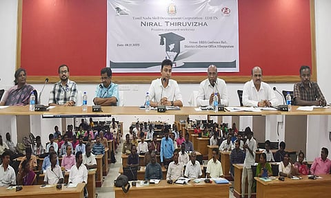 நிரல் திருவிழாவில் கலெக்டர் பழனி பேசிய போது எடுத்த படம்.