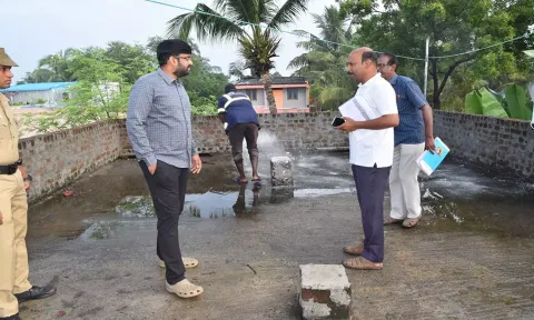 கடலூர் தேவனாம்பட்டினம் பகுதியில் உள்ள ஒரு வீட்டு மொட்டை மாடியில் கலெக்டர் அருண் தம்புராஜ் நேரில் ஆய்வு மேற்கொண்டார்‌.