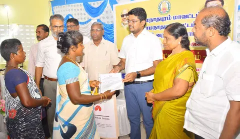 வேதாளை மக்கள் தொடர்பு முகாமில் பயனாளிகளுக்கு நலத்திட்ட உதவிகளை கலெக்டர் விஷ்ணு சந்திரன் வழங்கினார்.