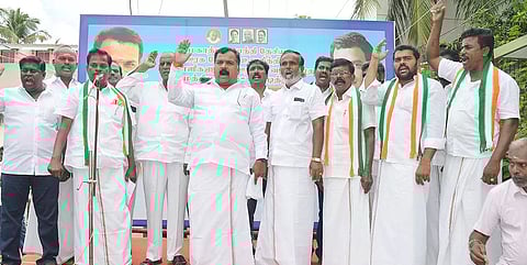 ஆர்ப்பாட்டத்தில் ஈடுபட்ட மாணிக்கம்தாகூர் எம்.பி.
