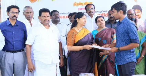 மீனவர்கள் கூட்டுறவு கடன்சங்கத்தை கனிமொழி எம்.பி. திறந்து வைத்தார். அருகில் அமைச்சர்கள் கீதாஜீவன், அனிதா ராதாகிருஷ்ணன் உள்ளனர்.