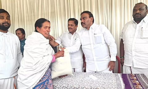 நடுஹட்டி ஊராட்சி பகுதியில் நலத்திட்ட உதவிகள்