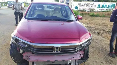 பாவூர்சத்திரத்தில் மோட்டார் சைக்கிள் மீது கார் மோதி டிரைவர் படுகாயம்