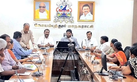 கோவை மாநகராட்சி பகுதியில் தெருநாய்கள் பிரச்சினைக்கு தீர்வு- சுகாதார குழு கூட்டத்தில் தலைவர் பேச்சு