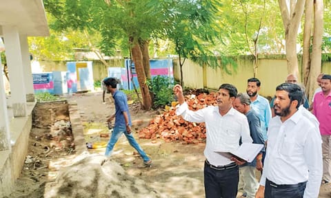 பள்ளி வகுப்பறை கட்டிட பணியை  ஷாநவாஸ் எம்.எல்.ஏ. பார்வையிட்டு ஆய்வு செய்தார்.
