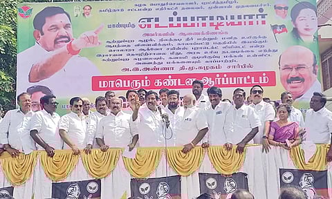 புதுச்சேரி சட்டசபை அருகே அ.தி.மு.க. ஆர்ப்பாட்டம்: தமிழக முன்னாள் அமைச்சர் ஜெயக்குமார் பங்கேற்பு