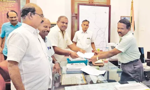 பகல் நேர அதிவிரைவு ரெயில் இயக்க வேண்டும்.