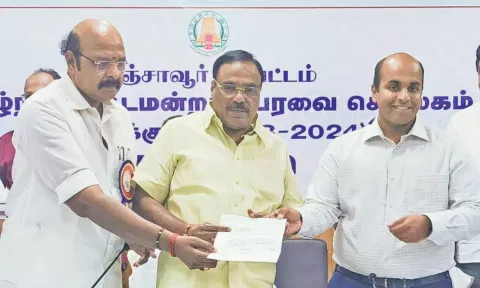 மைய நூலக மேம்பாட்டு பணிக்கான நிதியை கலெக்டர் தீபக்ஜேக்கப், சட்டப்பேரவை நூலக குழு தலைவர் சுதர்சனம் எம்.எல்.ஏ. ஆகியோரிடம் வழங்கிய டி.கே.ஜி.நீலமேகம் எம்.எல்.ஏ.