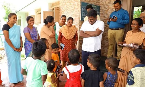 &nbsp;பெண் குழந்தைகள் இல்லத்தில் கலெக்டர் ஆய்வு மேற்கொண்ட காட்சி.