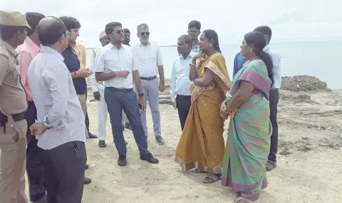கடற்கரை பூங்காவை  கலெக்டர் விஷ்ணு சந்திரன் ஆய்வு செய்தார்.
