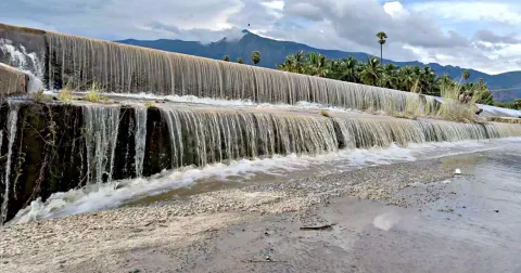 வாழைக்குளம் கண்மாய் நிரம்பி மறுகால் பாயும் காட்சி.
